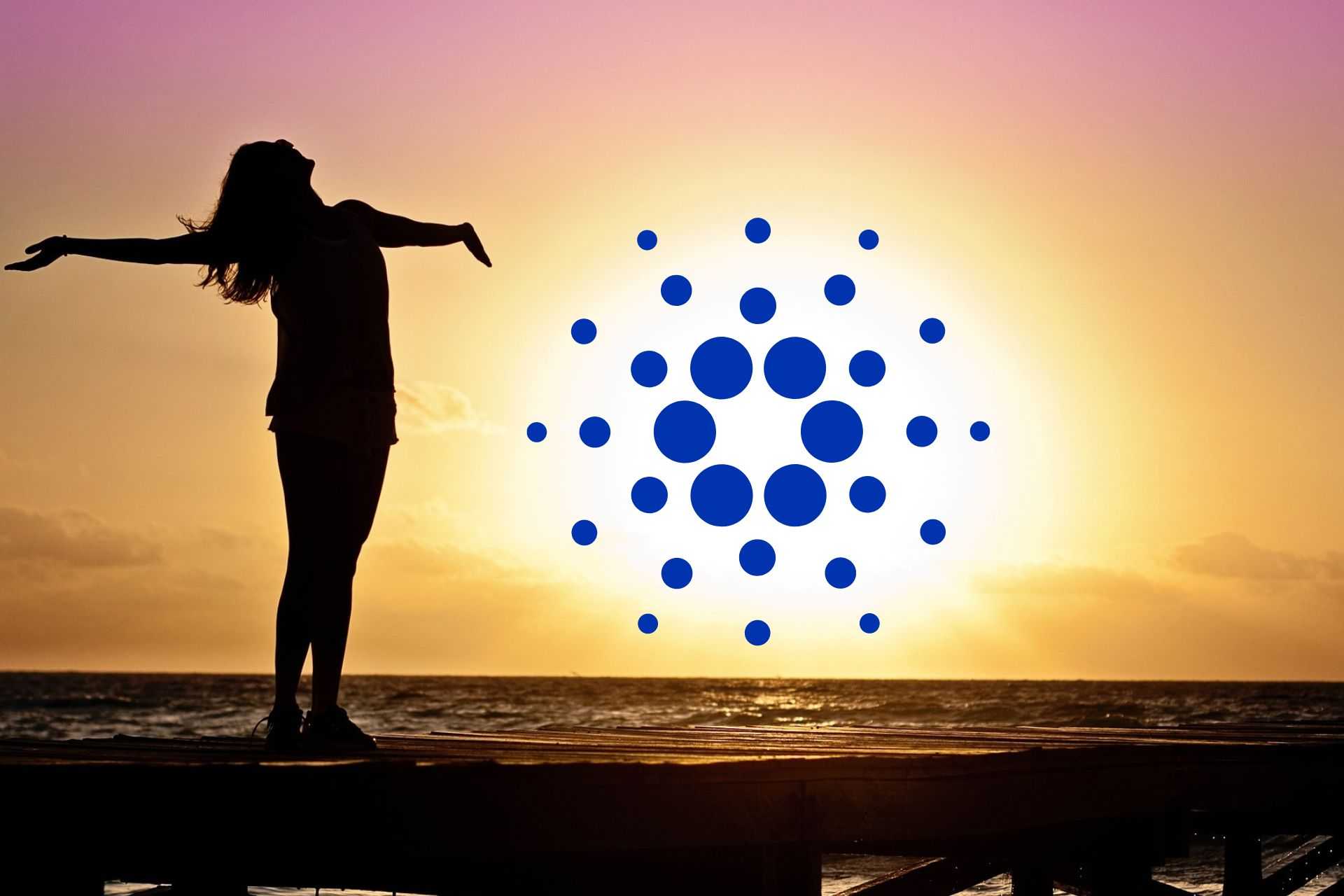 Kobieta obserwująca wschód słońca nad morzem. Logo kryptowaluty Cardano na tle słońca.