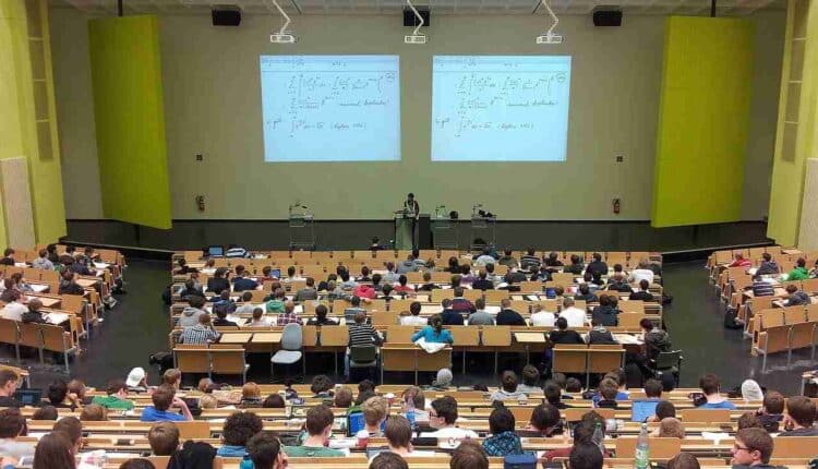 Praktyki zawodowe zamiast bezwartościowych studiów. „Nie każdy musi studiować na uniwersytecie”. Burza po słowach brytyjskiego premiera