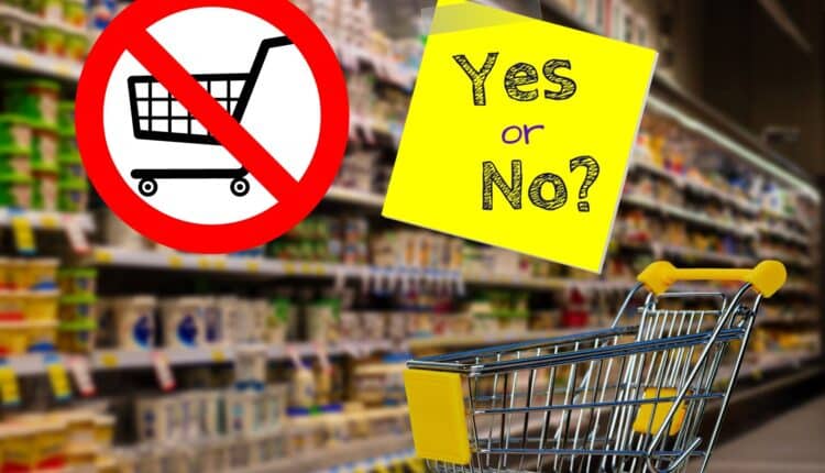 Zakaz handlu, obok napis "Yes or No?". W tle półki sklepowe.