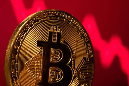 Bitcoin spada, fundusze ETF masowo sprzedają. Panika rynku kryptowalut. Krok od krachu?