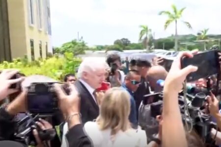 Założyciel WikiLeaks Julian Assange wyszedł na wolność