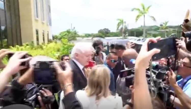 Założyciel WikiLeaks Julian Assange wyszedł na wolność