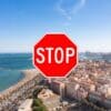 panorama miasta Barcelona ze znakiem STOP na środku