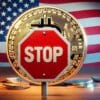snak stopu postawiony przed monetą bitcoin, w tle amerykańska flaga, oznaczając zawetowanie ustawy dotyczącej krypto