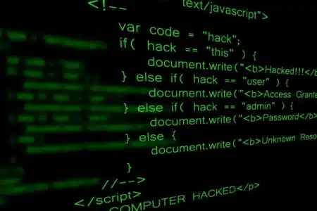 Programista na dekadę do więzienia – za coś, co rządy i koncerny robią rutynowo