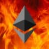 Pożar na tle którego wisi logo kryptowaluty Ethereum