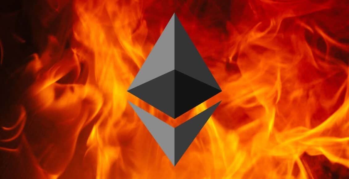 Pożar na tle którego wisi logo kryptowaluty Ethereum