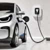 Samochód elektryczny biały ładujący się na stacji ładowania