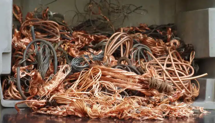 Stare kable warte fortunę. Telekomy siedzą na miedzianym skarbie.