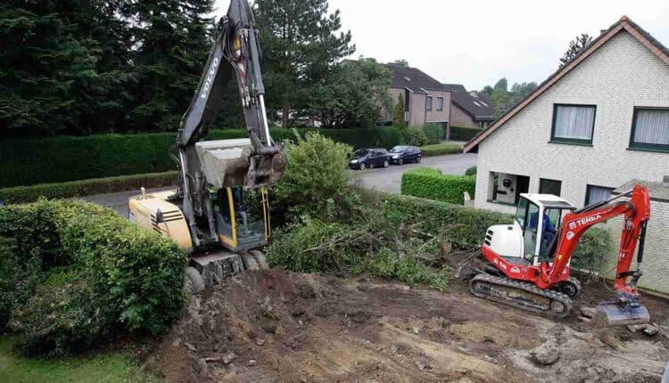 Koparki kopiące dół na terenie nieruchomości.