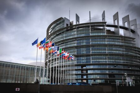 KO przed PiS, Trzecia Droga traci trzecie miejsce, Grzegorz Braun na podbój Brukseli – wyniki exit poll do PE i co z nich wynika