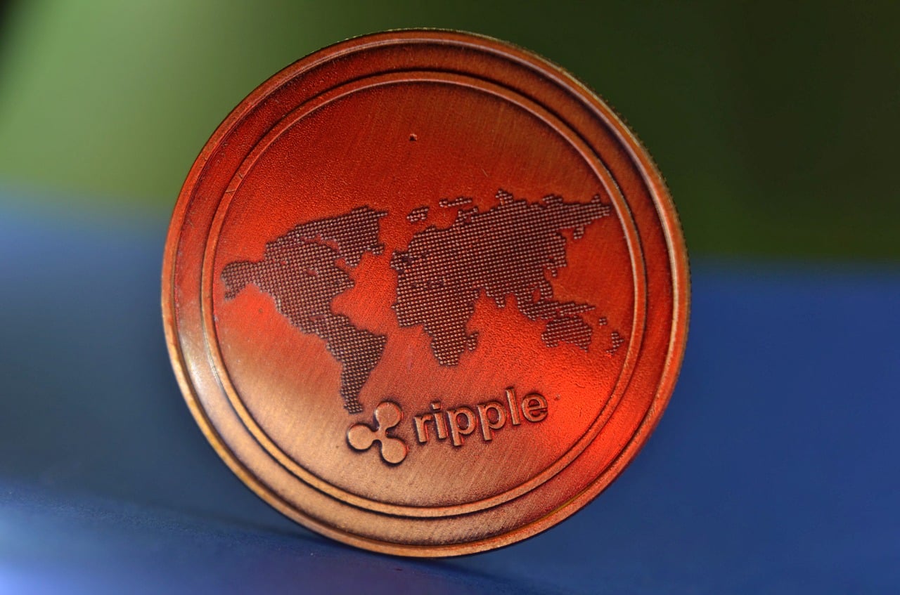 Czerwona moneta Ripple z wyrytą mapą świata.
