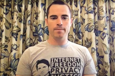 „Bitcoin Jesus” zwolniony za kaucją. Kim jest Roger Ver?