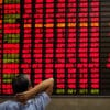 Trader przed panelem giełdowym na giełdzie chińskiej