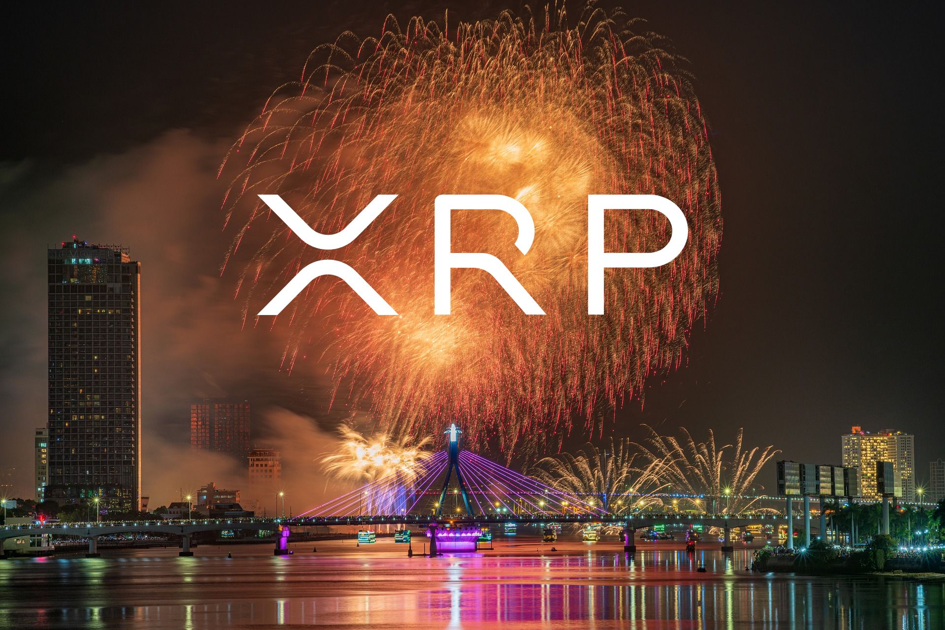 Logo XRP nad miastem nocą, w tle fajerwerki.