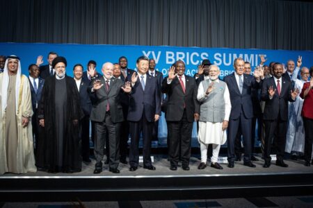 BRICS chce w ogóle odejść od SWIFT-a, zastąpić własną alternatywą. Ale ambicje znów zderzają się z problemami.