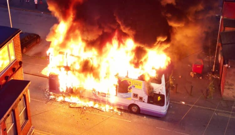 Ogień na ulicach. Zamieszki na Wyspach, sprawcy ze „środowisk etnicznych”