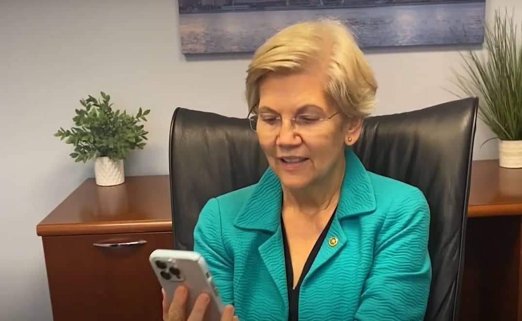 senator Elizabeth Warren trzymająca telefon