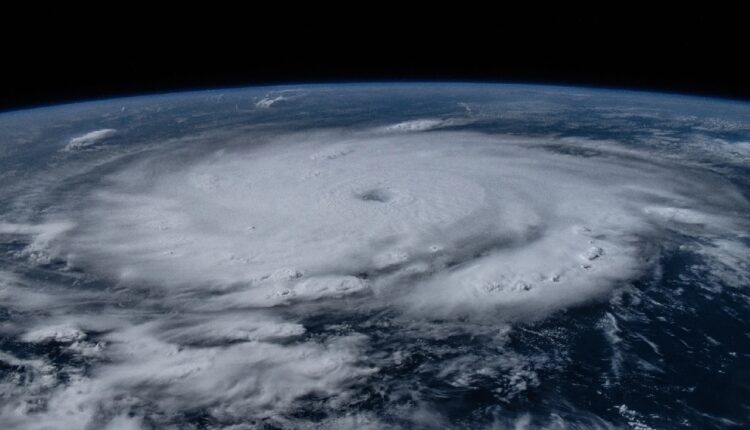 Wydobycie ropy, praca centrum danych zakłócona. Efekty burzy i „niepogody”