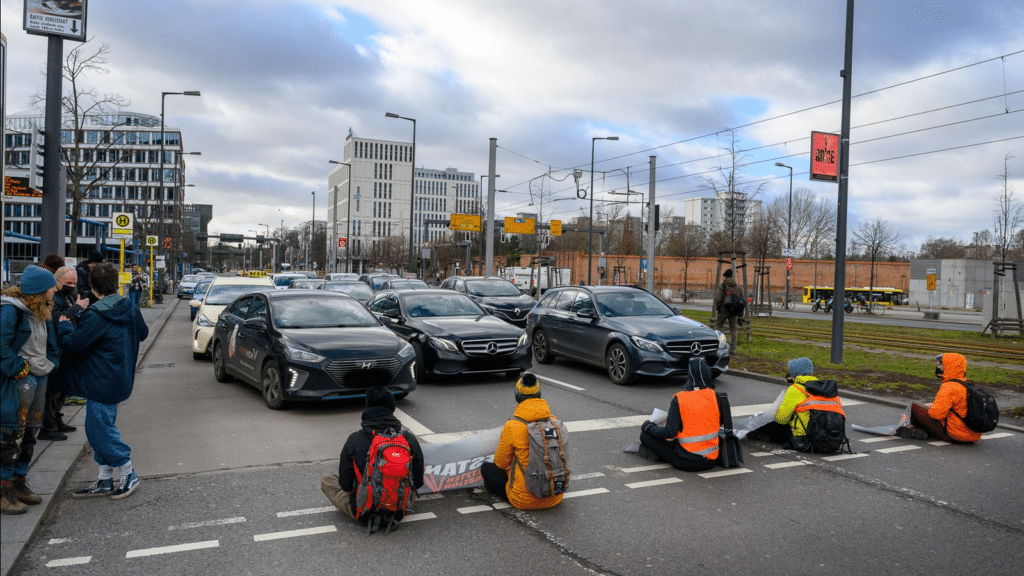 Blokada ulicy przez aktywistów grupy Ostatnie Pokolenie