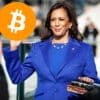 kamala harris trzymająca w ręce logo bitcoin