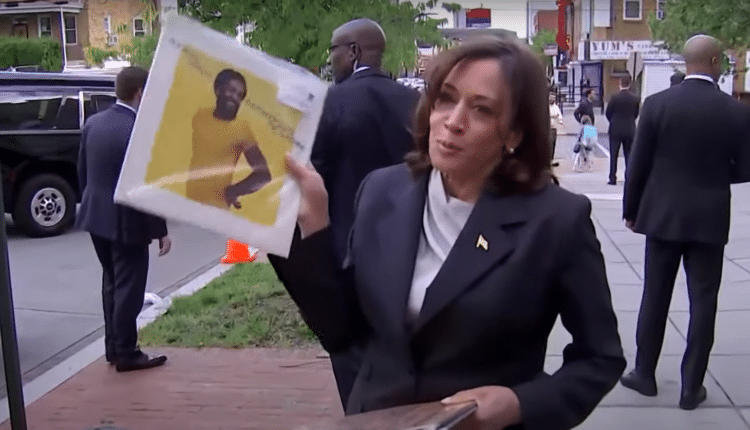 Kamala Harris trzymająca w ręce vinyl