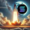 rakieta startująca w kosmos, obok logo kryptowaluty Solana