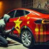 samochód marki Tesla malowany przez nieznanego sprawcę w barwy flagi Chin, symbolizując ekspansję marki BYD