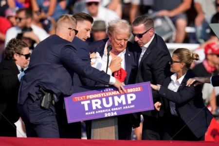 Jedna osoba nie żyje w wyniku zamachu na b. prezydenta. Secret Service: Trump bezpieczny