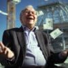 warren buffett cieszący się z powodu spadających z nieba dolarów