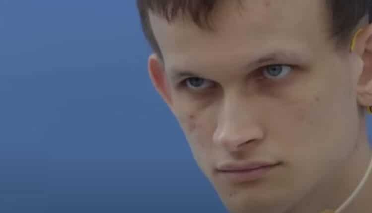 Zamyślony Vitalik Buterin. Niebiesko tło.