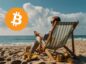 Milioner Bitcoin wygrzewa się na słonecznej plaży.