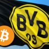 Flaga drużyny Borussia Dortmund i logo BTC.