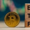 złożony z dwóch elementów napis bitcoin etf