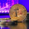 monety Bitcoin leżące na blacie