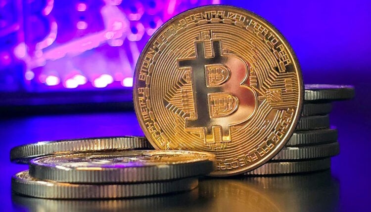 monety Bitcoin leżące na blacie