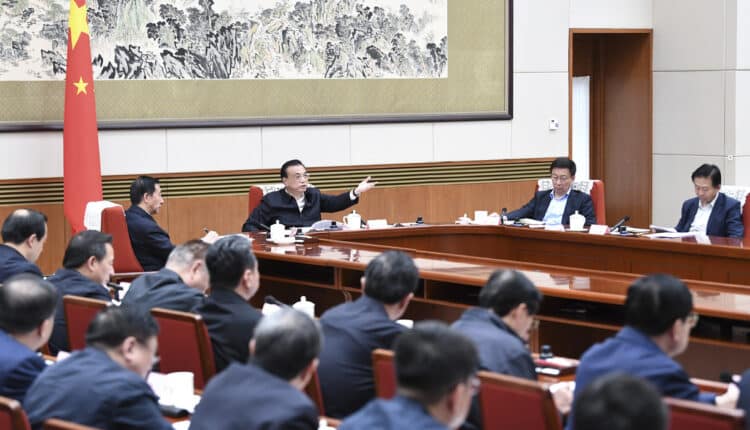 Władze chcą uruchomić bezpośrednie transfery finansowe do obywateli. Jak źle jest z popytem?