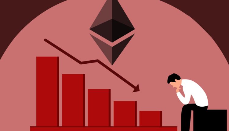 Czerwony wykres symbolizujący spadek, w tle logo Ethereum.