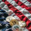 Kryptowaluty na fladze USA.
