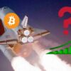 Rakieta Bitcoin lecąca w górę. Obok wykres wzrostu ze znakiem zapytania.