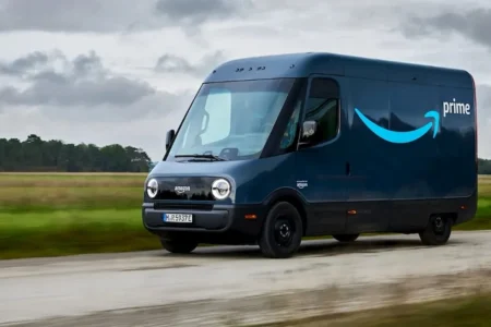 Amazon bez samochodów dostawczych? Rivian wstrzymuje realizację zamówień