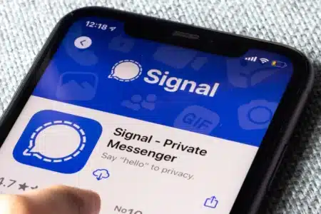 Tak, to *z pewnością* pomoże: blokada komunikatora Signal, z uwagi na „powiązania z CIA”