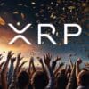 Tłum łapiący monety spadające z nieba. Białe logo XRP.