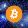 Logo Bitcoin. W tle pokaz fajerwerków.