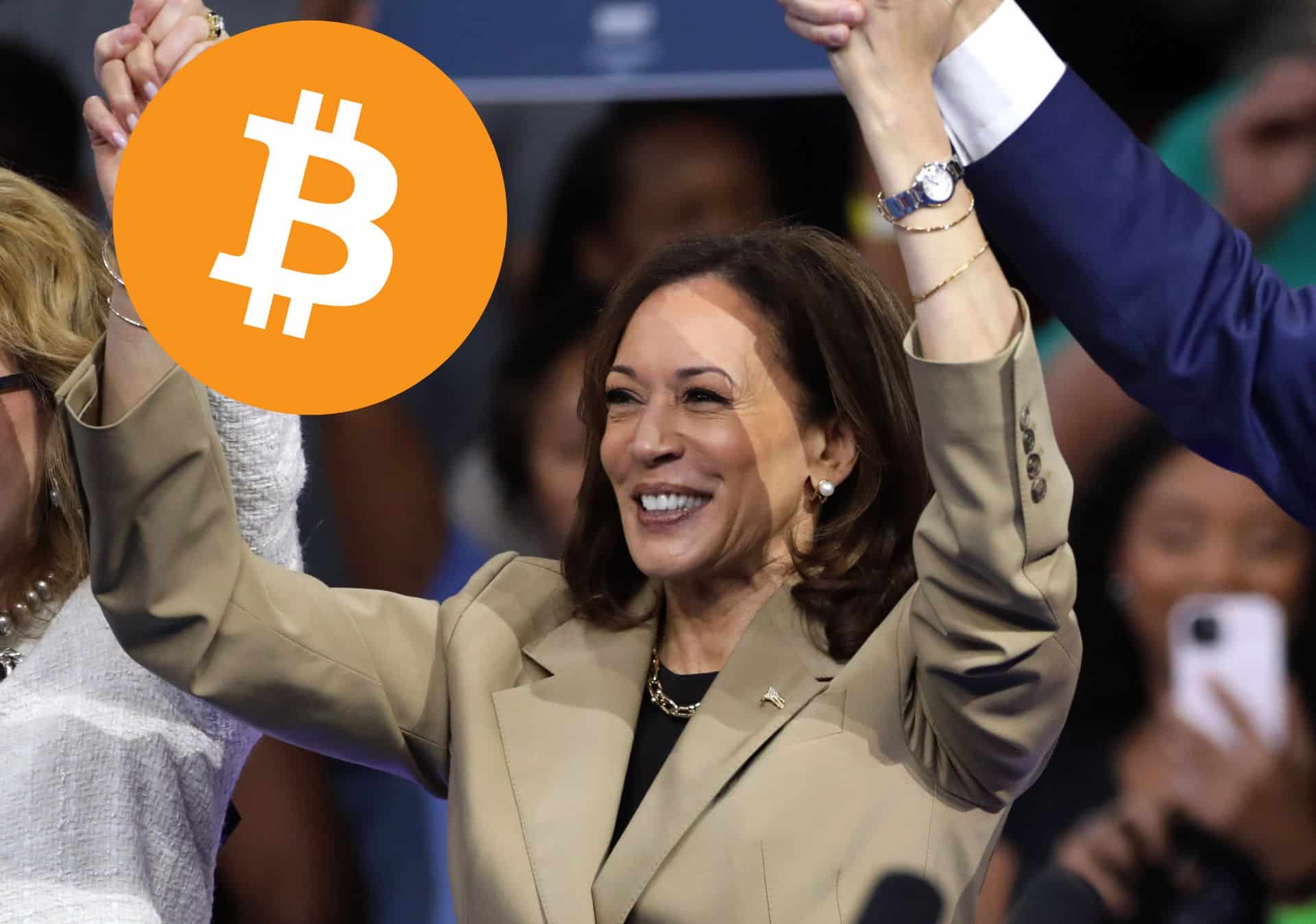 Kamala Harris unosi ręce w górę w geście zwycięstwa. W tle logo BTC.