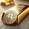 moneta bitcoin, w tle sztabka złota