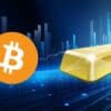 Bitcoin i sztabka złota, w tle wykres giełdowy.
