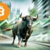 Rozpędzony byk, zielone strzałki wzrostu, Bitcoin, hossa.