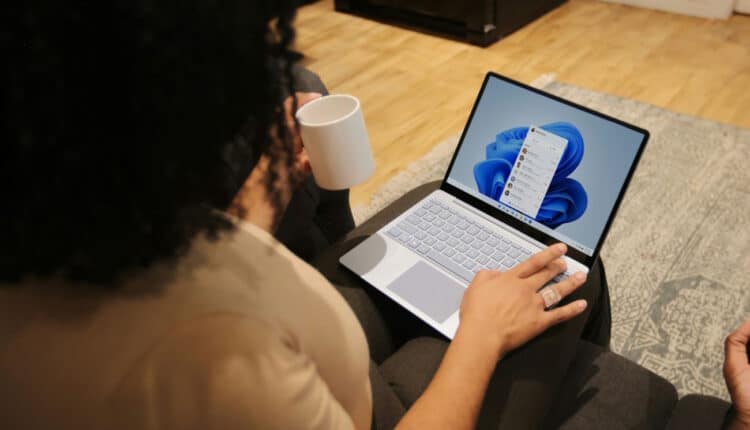 użytkownik systemu Microsoft przy pracy