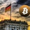 Niemcy, logo Bitcoina, Ciemne chmury.